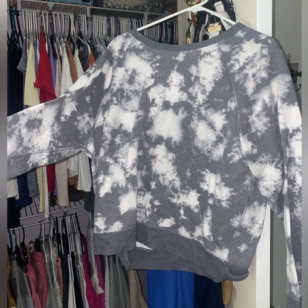 GREYSON/THREADS CREWNECK!